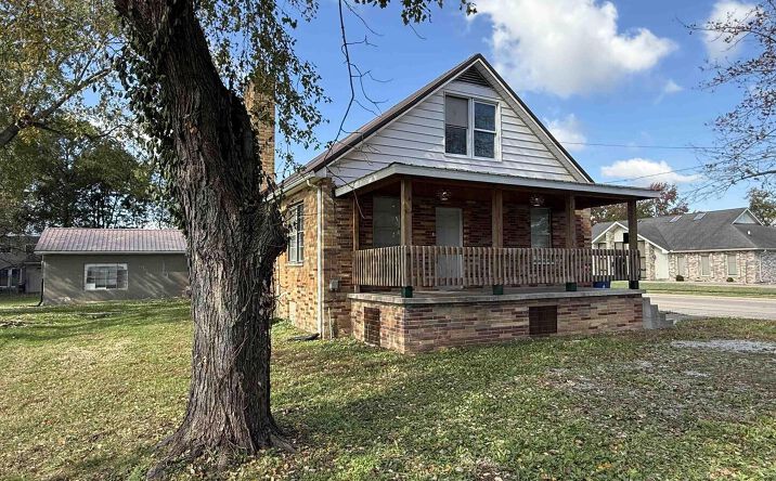 Pictures of Multifamily property located at 1103 W Boulevard St Street A & B, Marion, IL 62959 for sales - image #1