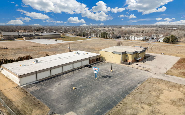 Pictures of Retail, Special Purpose property located at 3101 N Lorraine St, Hutchinson, KS 67502 for sales - image #1