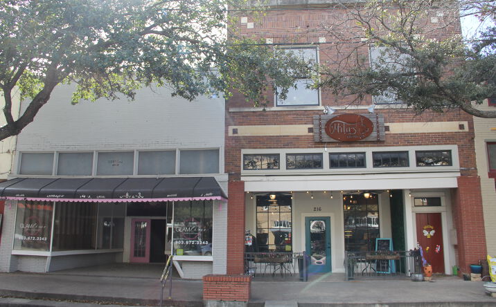 Pictures of Retail property located at 214 N Beaton St, Corsicana, TX 75110 for sales - image #1