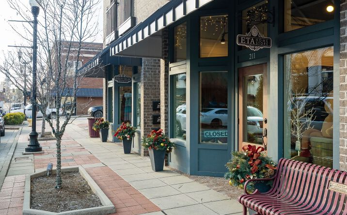 Pictures of Retail property located at 211 E Main St, McMinnville, TN 37110 for sales - image #1