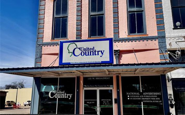 Pictures of Office property located at 125 W Broadway Street, Clarksville, TX 75426 for sales - image #1