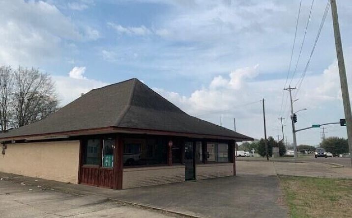 Pictures of Retail property located at 1900 Main St, Columbus, MS 39701 for sales - image #1