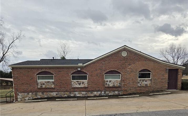 Pictures of Mixed Use, Office property located at 293 N Broad Street, Winder, GA 30680 for sales - image #1