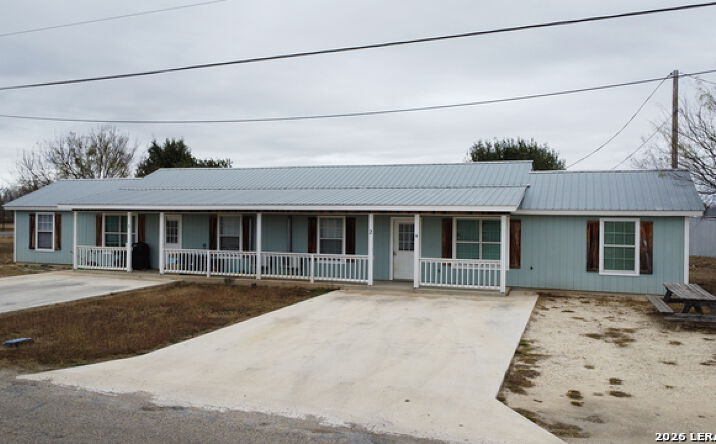 Pictures of Multifamily property located at 558 Whitetail Dr, Uvalde, TX 78801 for sales - image #1