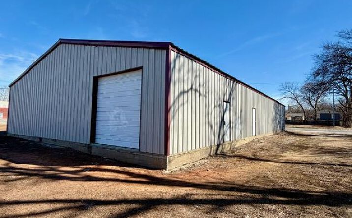 Pictures of Industrial, Office, Retail property located at 833 E Main St, Shawnee, OK 74801 for sales - image #1