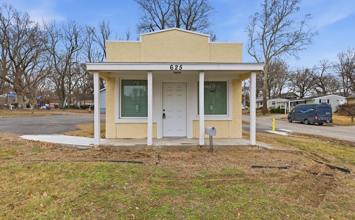 Pictures of Office, Retail property located at 625 West 23rd St S, Independence, MO 64055 for sales - image #1