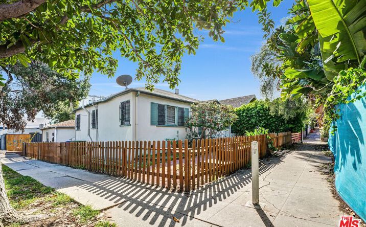 Pictures of Multifamily property located at 134 Park Pl, Los Angeles, CA 90291 for sales - image #1