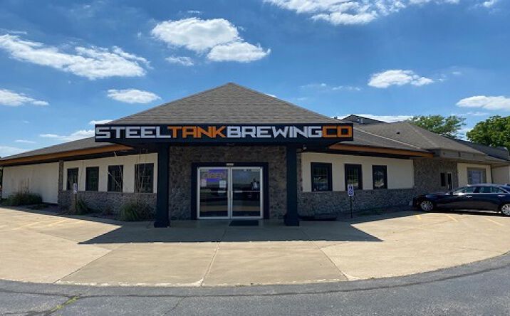 Pictures of Retail property located at 1225 Robruck Dr, Oconomowoc, WI 53066 for sales - image #1