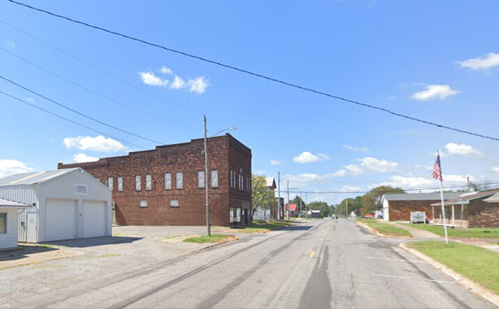 Pictures of Retail property located at 1701 Locust St, Eldorado, IL 62930 for sales - image #1