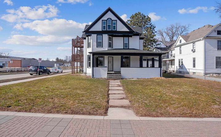 Pictures of Multifamily property located at 2007 College St, Cedar Falls, IA 50613 for sales - image #1