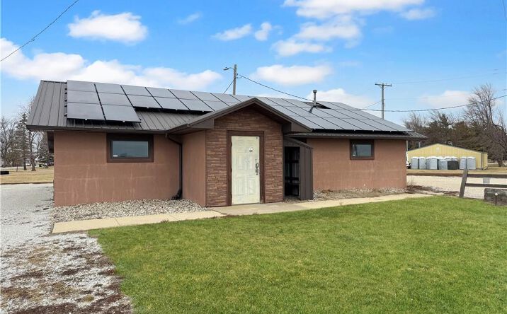Pictures of Hospitality property located at 1806 E State Route 133, Hindsboro, IL 61930 for sales - image #1