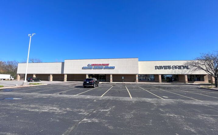 Pictures of Retail property located at 5212 N Big Hollow Rd, Peoria, IL 61615 for sales - image #1