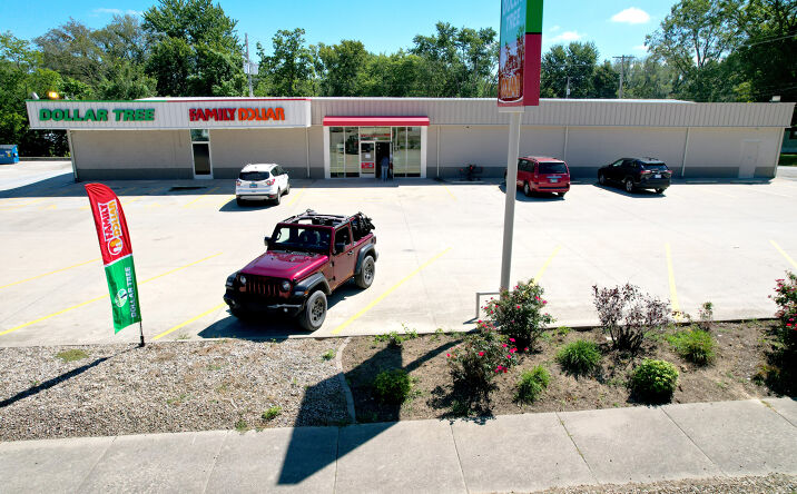 Pictures of Retail property located at 709 North Ct, Grayville, IL 62844 for sales - image #1