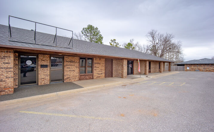 Pictures of Retail property located at 1112 N Washington Ave, Weatherford, OK 73096 for sales - image #1