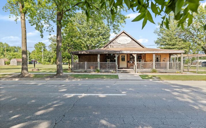 Pictures of Office, Retail property located at 607 N POPLAR Street, Centralia, IL 62801 for sales - image #1