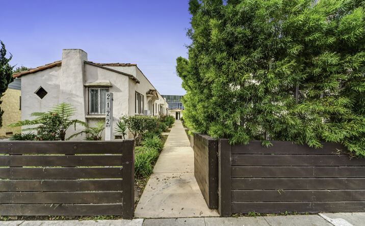Pictures of Multifamily property located at 2122 20th St, Santa Monica, CA 90405 for sales - image #1