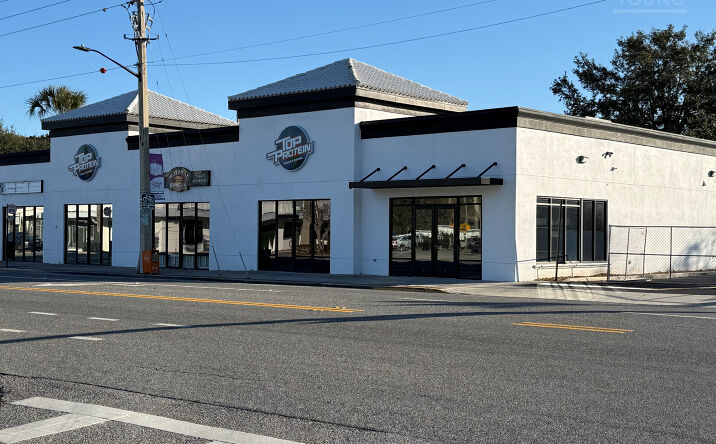 Pictures of Retail property located at 2607 Edgewater Dr, Orlando, FL 32804 for sales - image #1