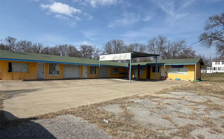 Pictures of Retail property located at 161 N Mississippi Avenue, Atoka, OK 74525 for sales - image #1