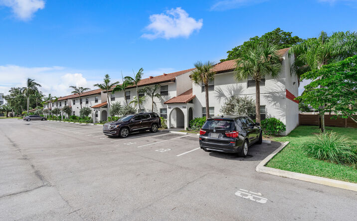 Pictures of Multifamily property located at 700 SW 81st Ave, North Lauderdale, FL 33068 for sales - image #1