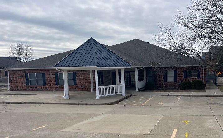 Pictures of Mixed Use property located at 212 Williamsburg Drive, Bloomington, IL 61704 for sales - image #1