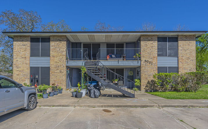Pictures of Multifamily property located at 4027 Briarglen Dr, Dickinson, TX 77539 for sales - image #1