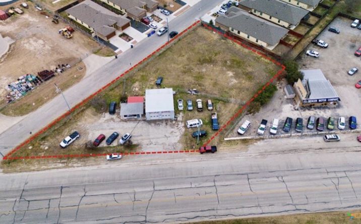 Pictures of Retail property located at 1208 E Kingsbury St, Seguin, TX 78155 for sales - image #1