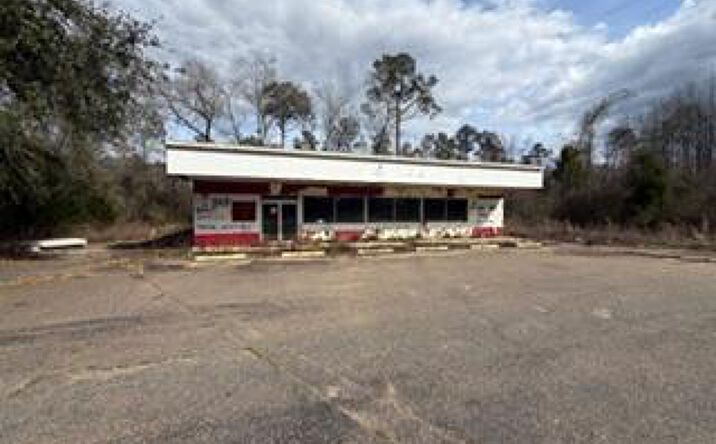 Pictures of Special Purpose property located at 2124 Porter Avenue, Grand Ridge, FL 32442 for sales - image #1
