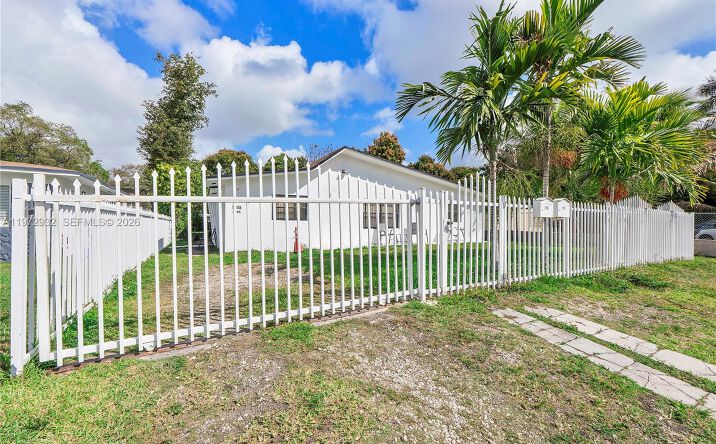 Pictures of Multifamily property located at 1563 NE 148th St, Miami, FL 33161 for sales - image #1