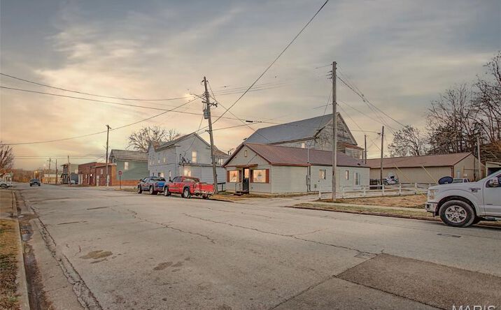 Pictures of Office, Retail property located at 301 West Main St, Hardin, IL 62047, Hardin, IL 62047 for sales - image #1