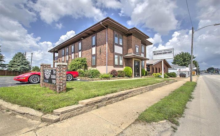 Pictures of Mixed Use, Office, Retail property located at 952 E Eldorado St, Decatur, IL 62521 for sales - image #1