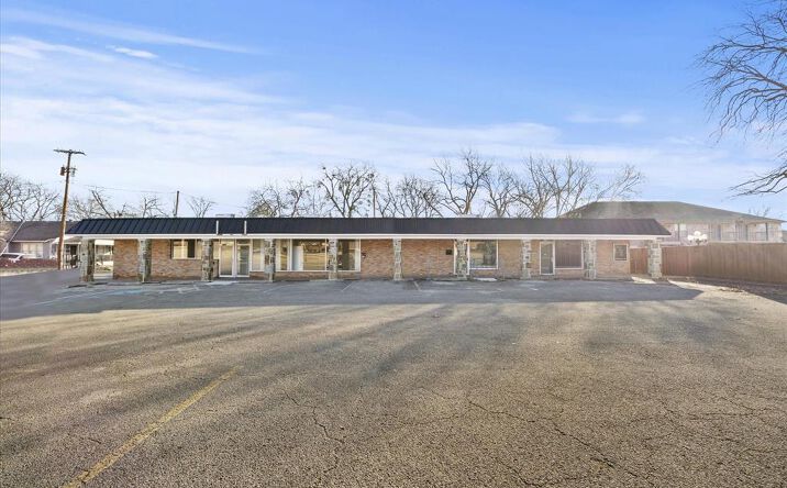 Pictures of Office property located at 2108 Monroe Street, Commerce, TX 75428 for sales - image #1