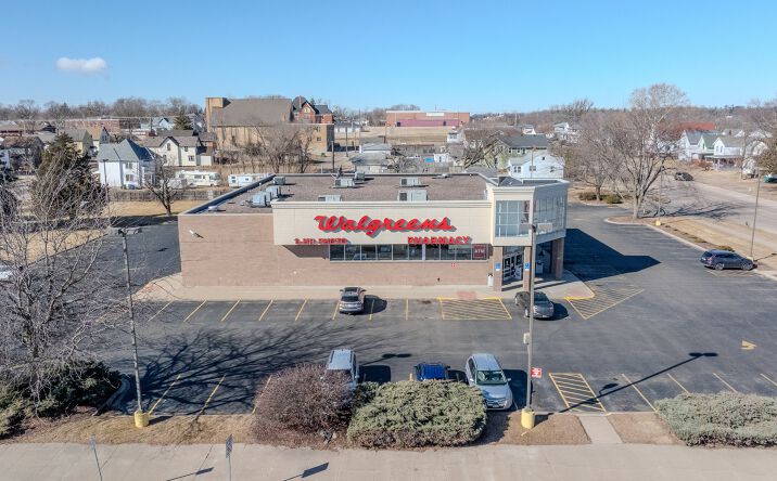 Pictures of Retail property located at 806 S 4th St, Clinton, IA 52732 for sales - image #1