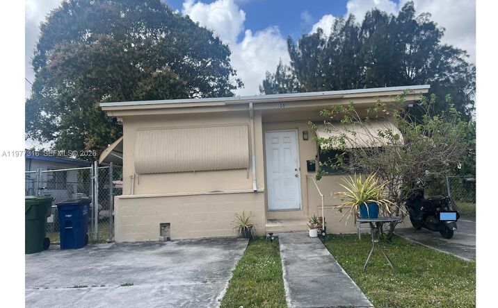 Pictures of Multifamily property located at 308 SE 4th Ave, Hallandale Beach, FL 33009 for sales - image #1