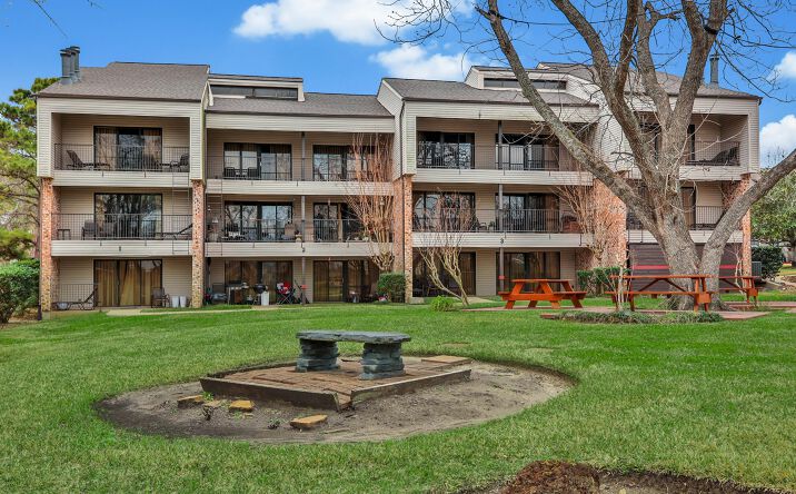 Pictures of Multifamily property located at 1000 April Sound Blvd, Montgomery, TX 77356 for sales - image #1