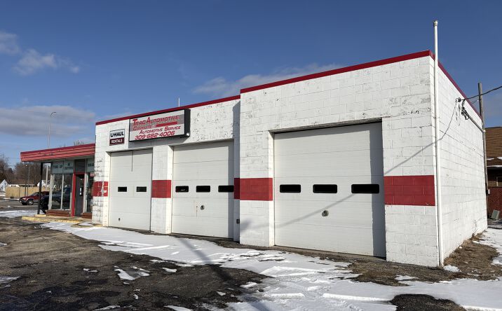 Pictures of Retail property located at 3028 N Sterling Ave, Peoria, IL 61604 for sales - image #1