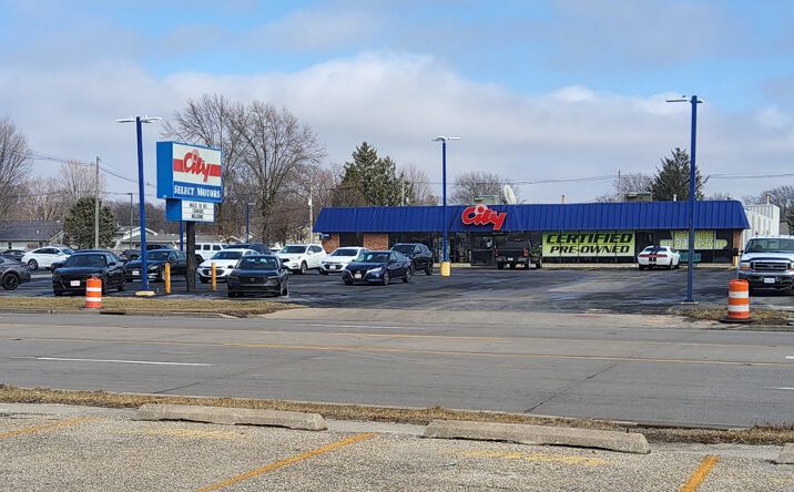 Pictures of Retail property located at 1621 N Henderson St, Galesburg, IL 61401 for sales - image #1