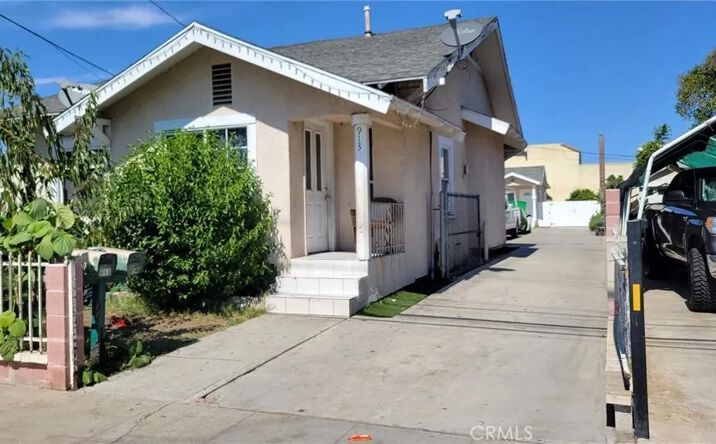Pictures of Multifamily property located at 913 W Bishop Street, Santa Ana, CA 92703 for sales - image #1