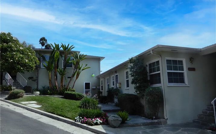 image of property at 4264 HOLLY KNOLL DR Los Angeles CA 90027-3243