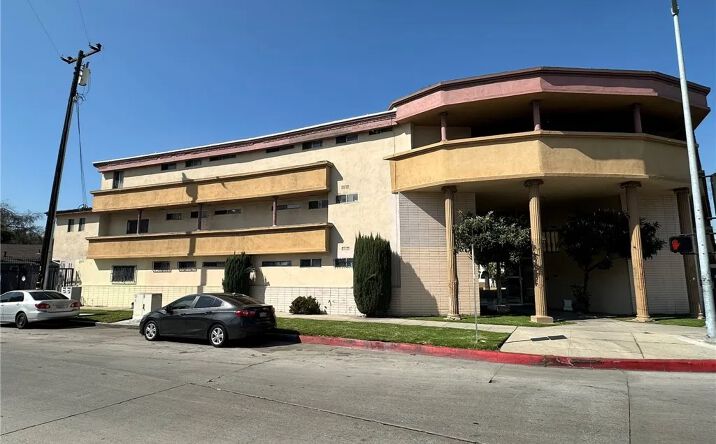image of property at 10355 LONG BEACH BLVD Lynwood CA 90262-1645