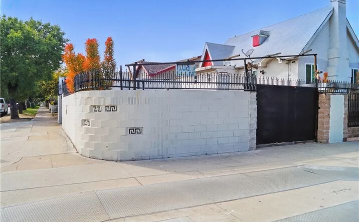 Pictures of Multifamily property located at 7515 S Vermont Avenue, Los Angeles, CA 90044 for sales - image #1