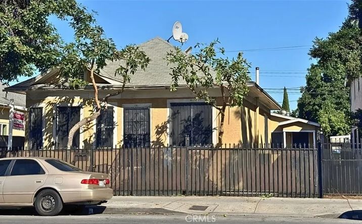 Pictures of Multifamily property located at 415 E Vernon Avenue, Los Angeles, CA 90011 for sales - image #1