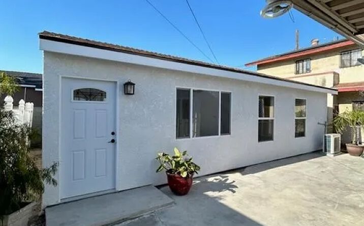 Pictures of Multifamily property located at 2033 W Burnett Street, Long Beach, CA 90810 for sales - image #1