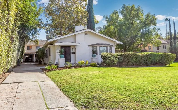 Pictures of Multifamily property located at 1562 N Lake Avenue, Pasadena, CA 91104 for sales - image #1