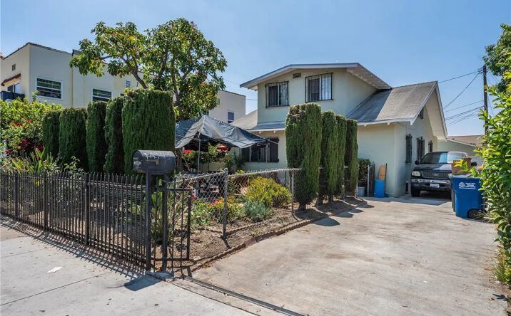 Pictures of Multifamily property located at 2508 Saturn Avenue, Huntington Park, CA 90255 for sales - image #1