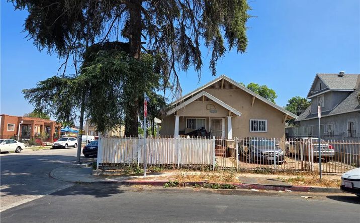 Pictures of Multifamily property located at 401 E 46th Street, Los Angeles, CA 90011 for sales - image #1