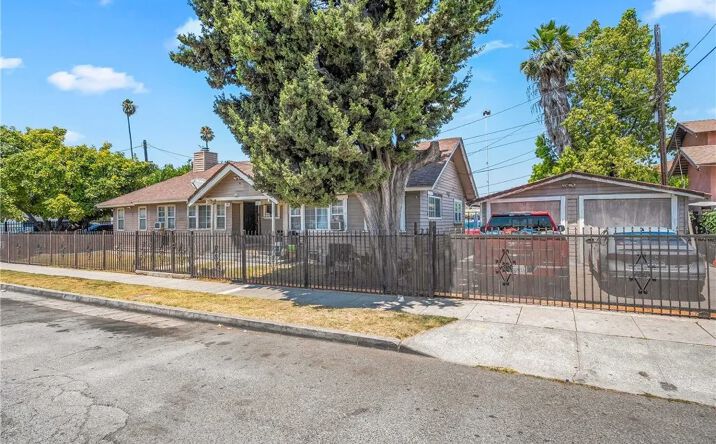 Pictures of Multifamily property located at 439 W 76th Street, Los Angeles, CA 90003 for sales - image #1