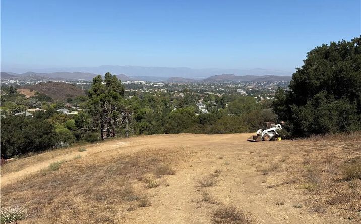 Pictures of Land property located at 1 Donlin, Thousand Oaks, CA 91329 for sales - image #1