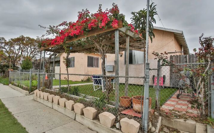 Pictures of Multifamily property located at 823 W 81st Street, Los Angeles, CA 90044 for sales - image #1