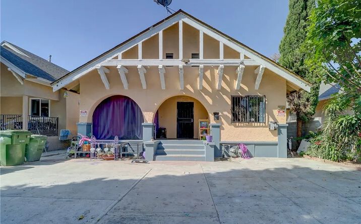 Pictures of Multifamily property located at 834 E 33rd Street, Los Angeles, CA 90011 for sales - image #1