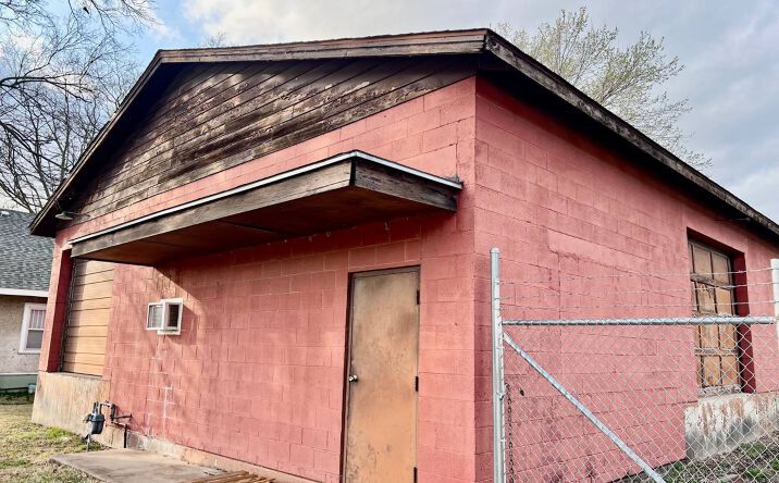 Pictures of Office property located at 204 E 10th St, Coffeyville, KS 67337 for sales - image #1